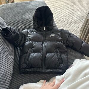 Nike Therma fit ultimate Puffer coat Hood
In perfect condition boy girl 5 small